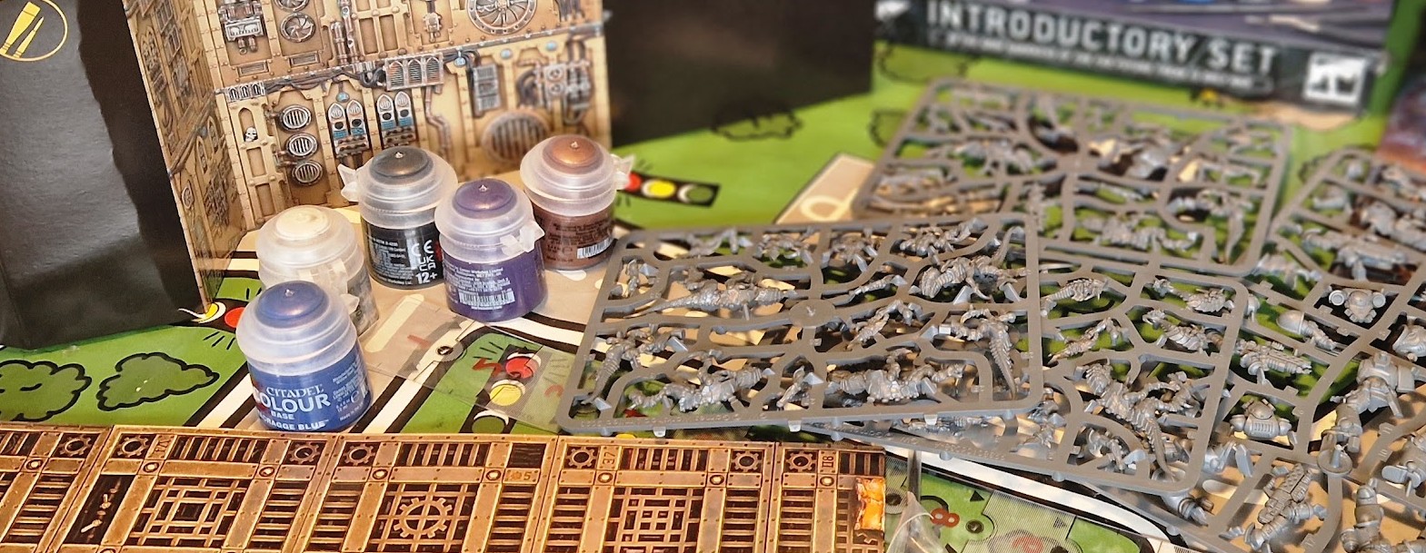 Warhammer-figurer og terræn opstillet til et spil